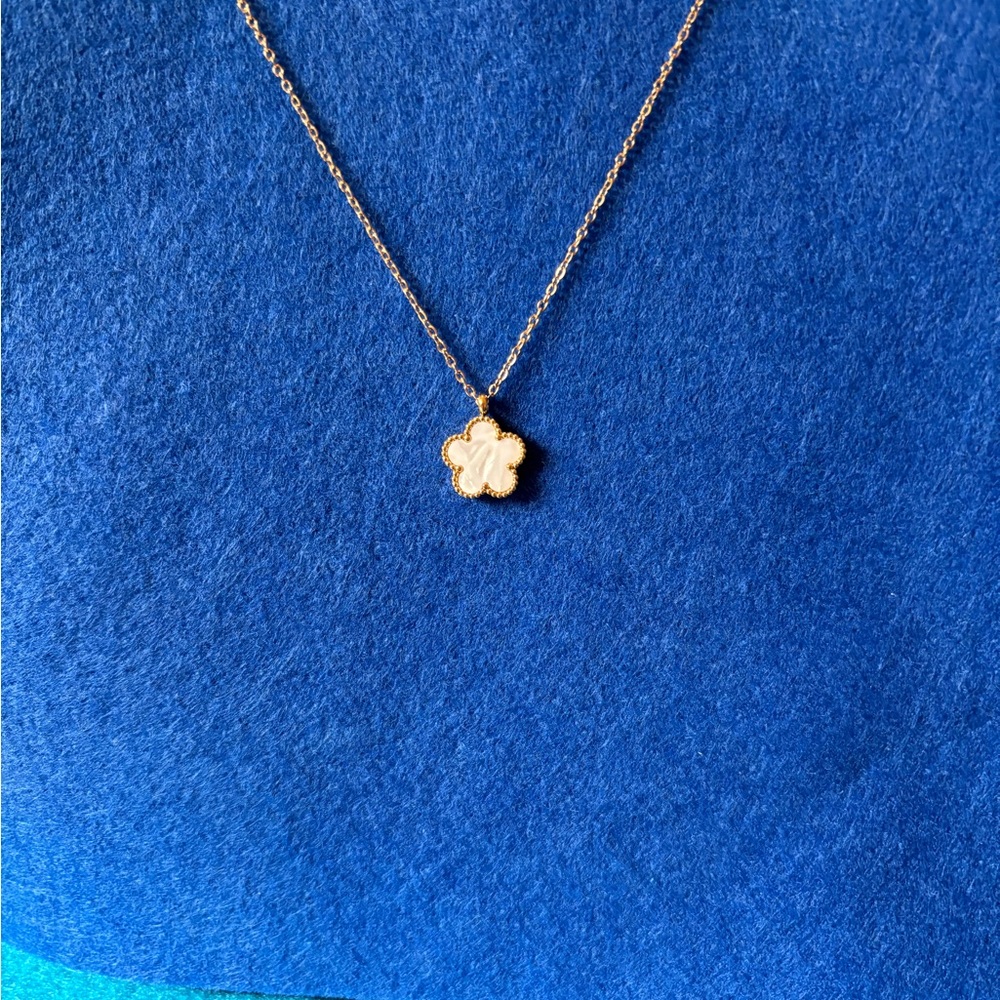 Elegant Gold Clover Pendant Necklace waterproof & hypoallergenic